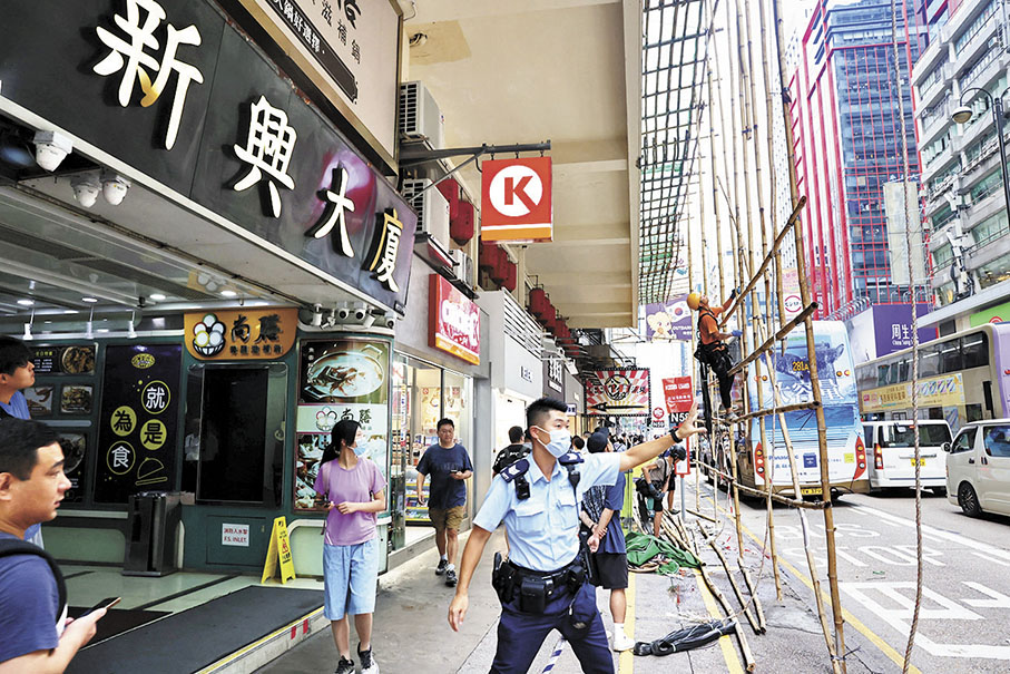 ◆警員封鎖新興大廈範圍調查。 香港文匯報記者劉友光  攝
