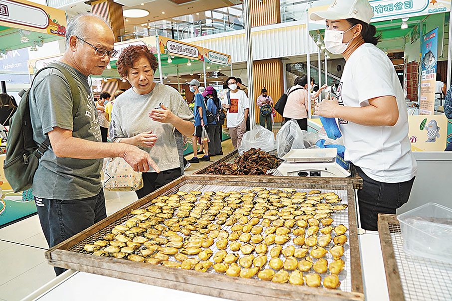 ◆「開心香港漁農嘉年華：樂富漁農墟」昨今兩日於樂富廣場舉行，銷售多款本地時令漁農產品。 香港文匯報記者曾興偉  攝