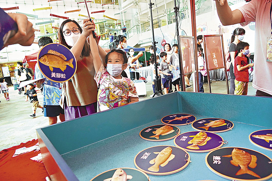 ◆嘉年華同場設有各項環保工作坊和攤位遊戲，讓家長陪同小朋友一起學習本地漁農產品知識。 香港文匯報記者曾興偉  攝