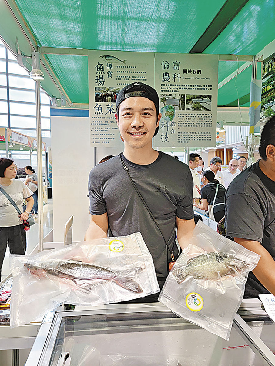 ◆檔主梁先生認為香港水域養魚的營養價值較進口魚有競爭力。 香港文匯報記者唐文  攝