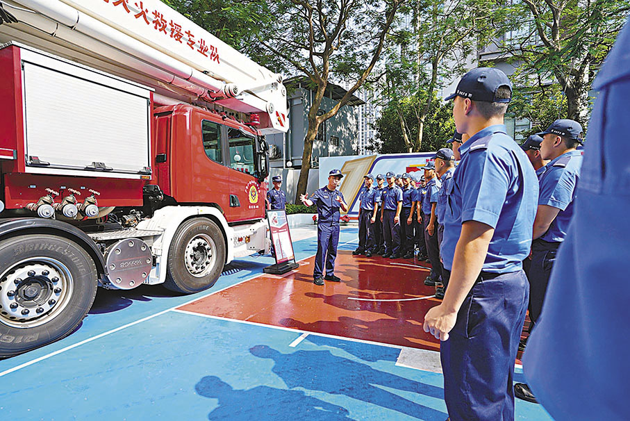 ◆香港消防處學員參觀廣州珠江東消防救援站，了解高層建築救援情況。 香港文匯報廣東傳真