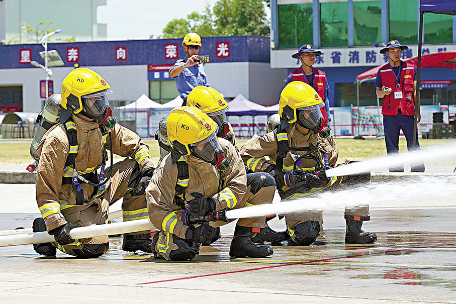 ◆近日，香港消防隊員參加廣東省第三屆「火焰藍」滅火救援技能比武暨第二屆消防行業職業技能大賽。 香港文匯報廣東傳真