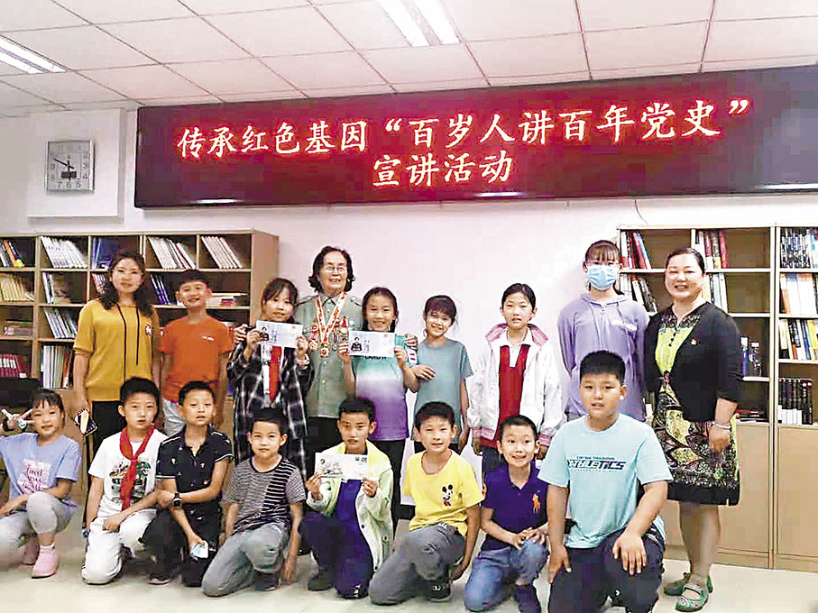 ◆退休後于楓經常參加黨史宣講活動，激發孩子們的愛國情懷。 受訪者供圖