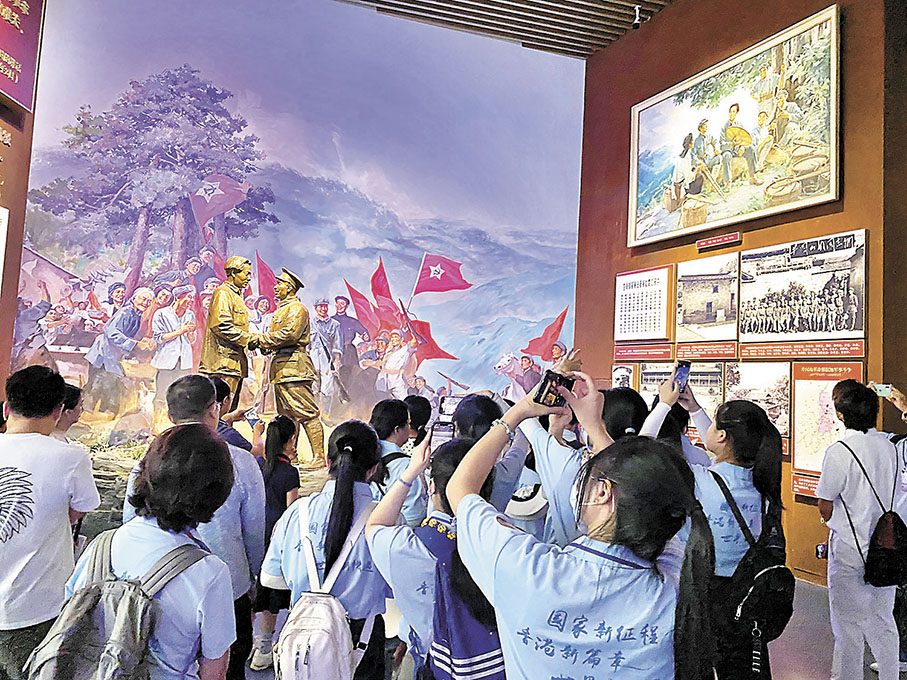 ◆ 同學參觀中國共產黨歷史展覽館。 香港文匯報 記者馬靜 攝