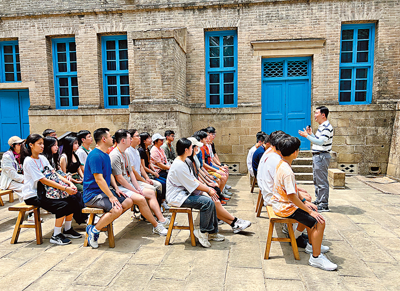 ◆在延安楊家嶺革命舊址，嚴剛為香港師生現場講課。