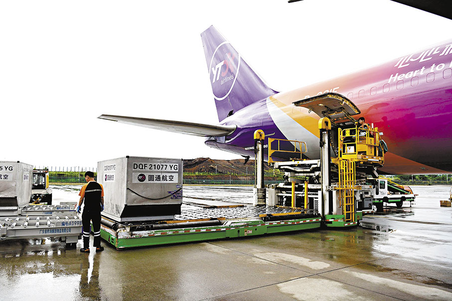 ◆ 廣州白雲機場增三條至印度的貨運航線。圖為即將飛往印度的新開航班，貨物正在進艙。 香港文匯報廣州傳真