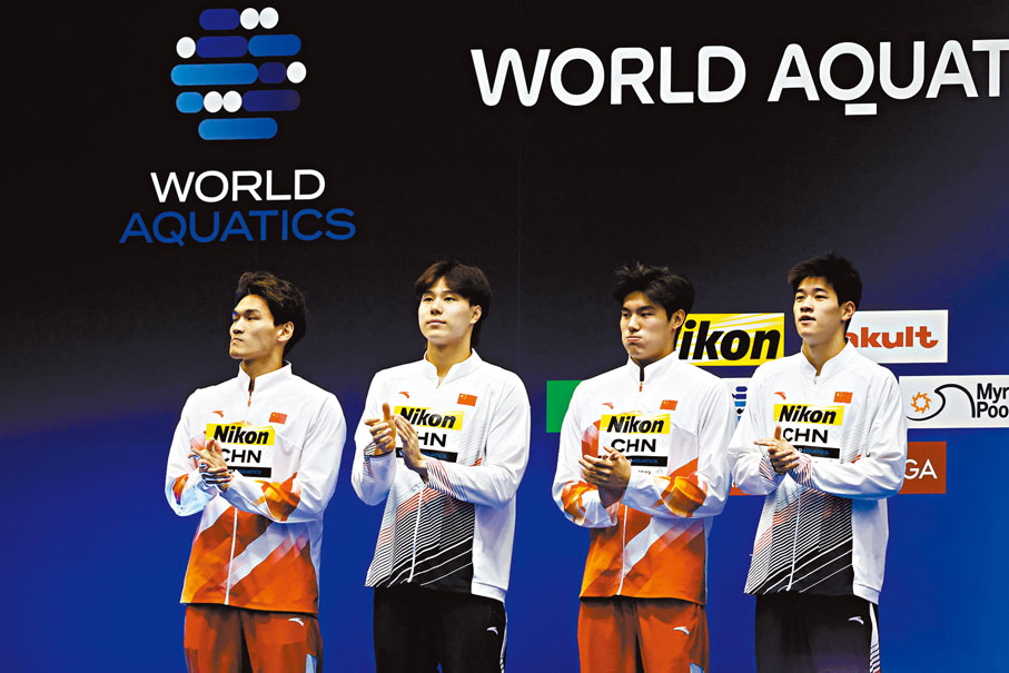 ◆ 接力隊賽後接受頒獎。  路透社