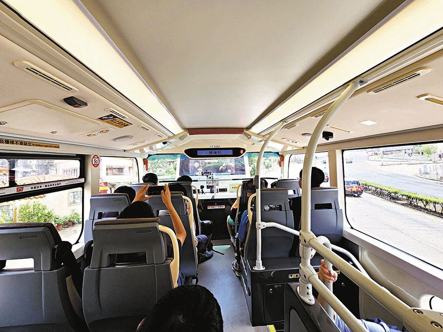 ◆一眾巴士迷登上雙層電動巴士上層，並舉起手機拍攝首航的「歷史時刻」。 Fb圖片