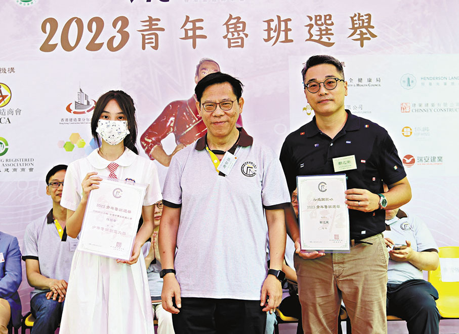 ◆陳藝馨﹙左一﹚希望透過繪畫作品「明日大嶼」傳遞環保理念。