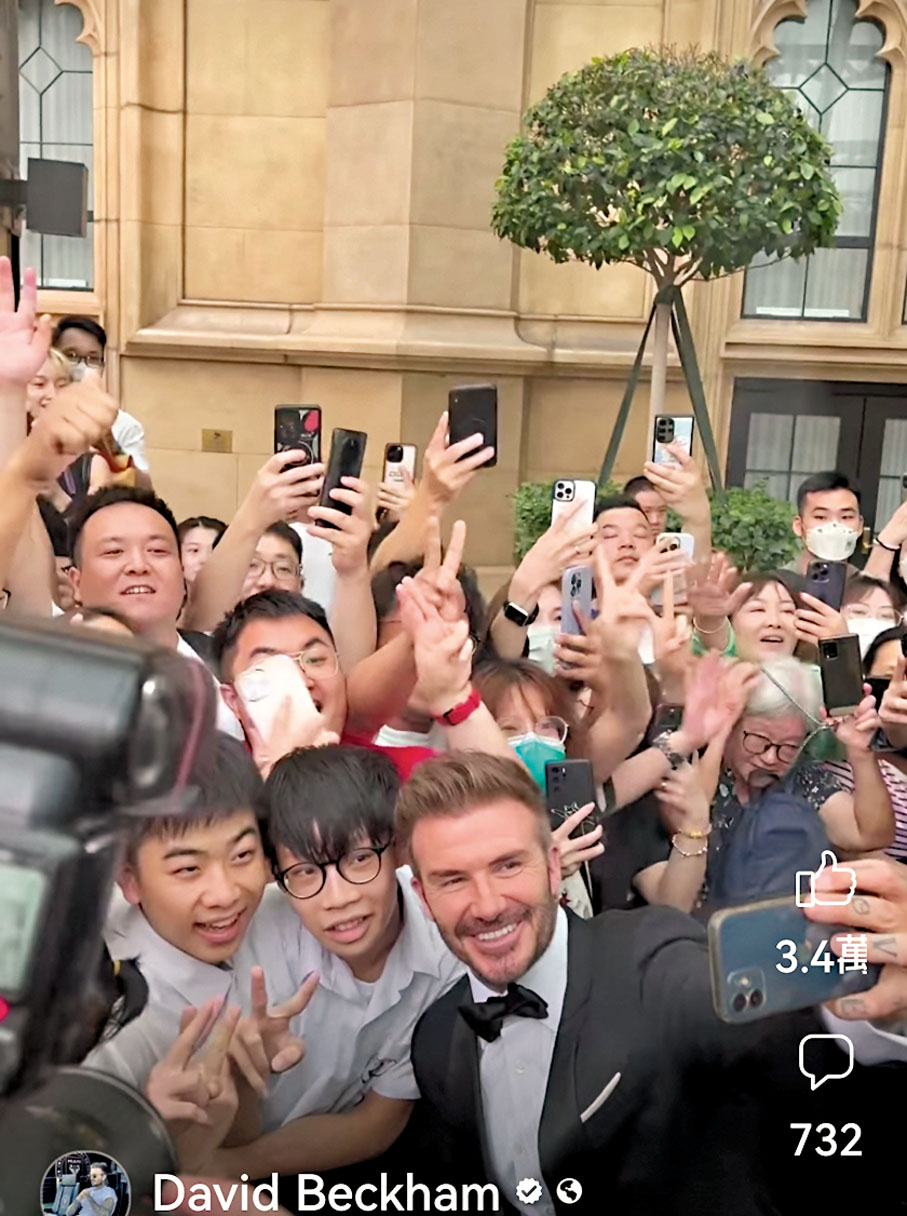 ◆早前碧咸出席澳門倫敦人酒店開幕時被大批年輕男粉絲包圍要求合照。