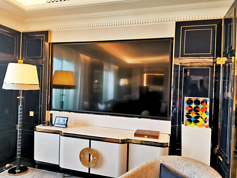 ◆客廳右邊這個藝術品是藝術家足球圖案構成大家看得出嗎？