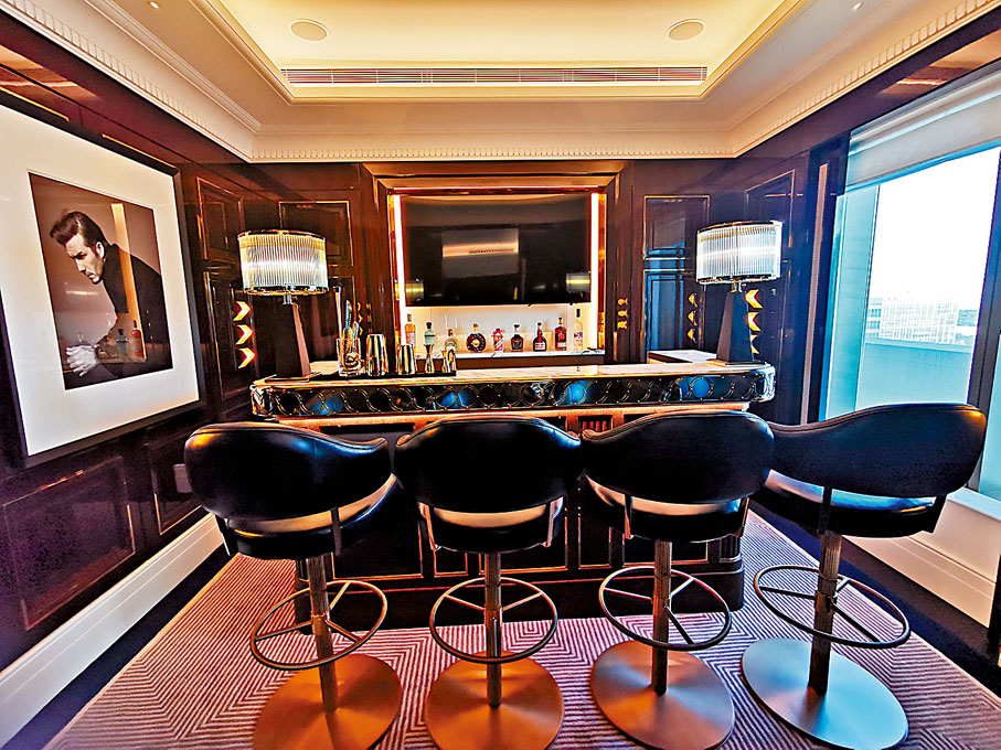 ◆客廳後有小型酒吧具特色