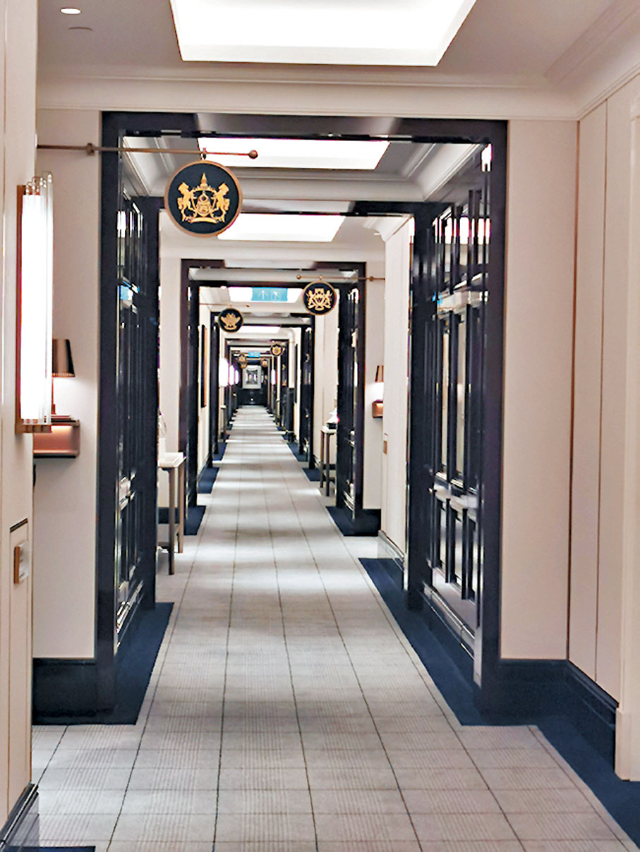 ◆樓層的走廊位、燈、藝術品擺設，都充滿英倫風格並帶有碧咸的品味喜好。