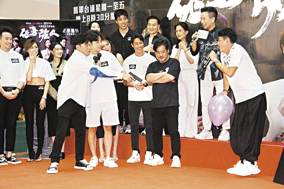 ◆曹永廉要求蕭正楠用腳夾氣球給他做靶，場面搞笑。