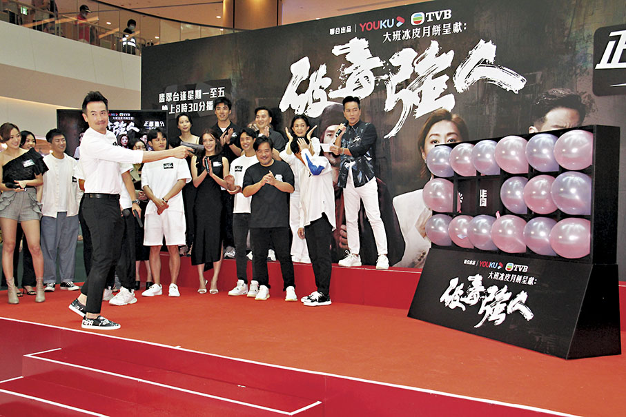 ◆陳豪上場大玩射擊遊戲。