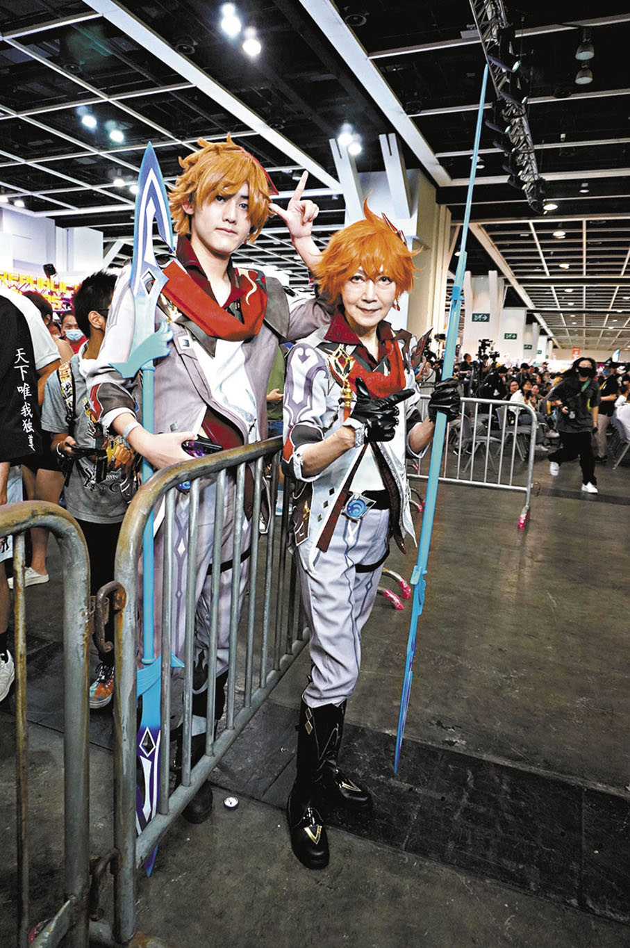 ◆見有圍觀人士扮演同一個角色，謝雪心上前跟對方合照。