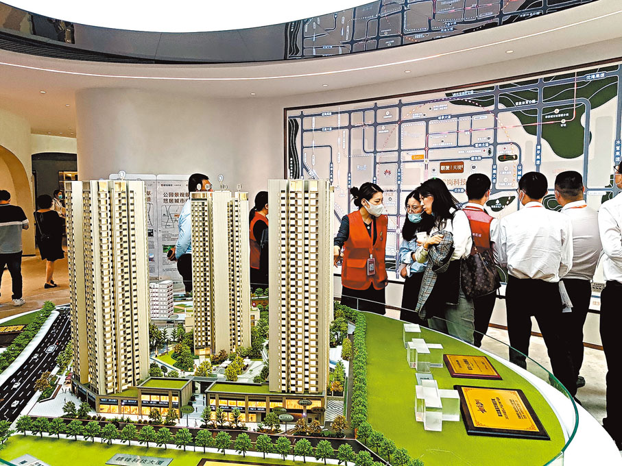 ◆專家表示，擴大消費新策中覆蓋的房地產內容較多，有利增信心穩經濟。圖為深圳樓盤展銷現場。香港文匯報記者李昌鴻  攝