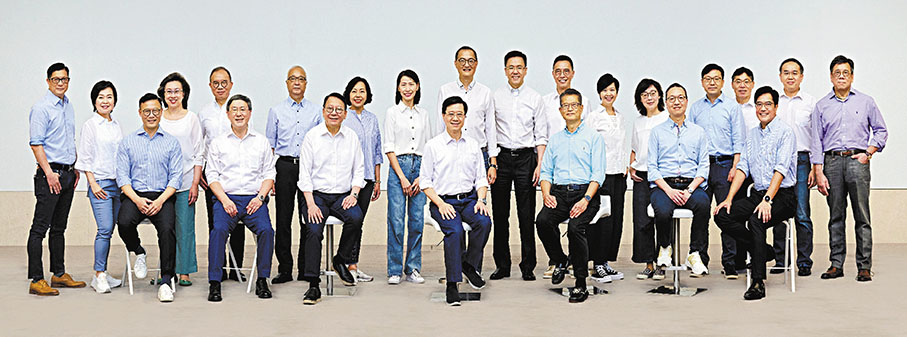 ◆政府昨日就2023年施政報告展開公眾諮詢。李家超和管治團隊也會走進社區探訪市民和各界代表，多元吸納意見。