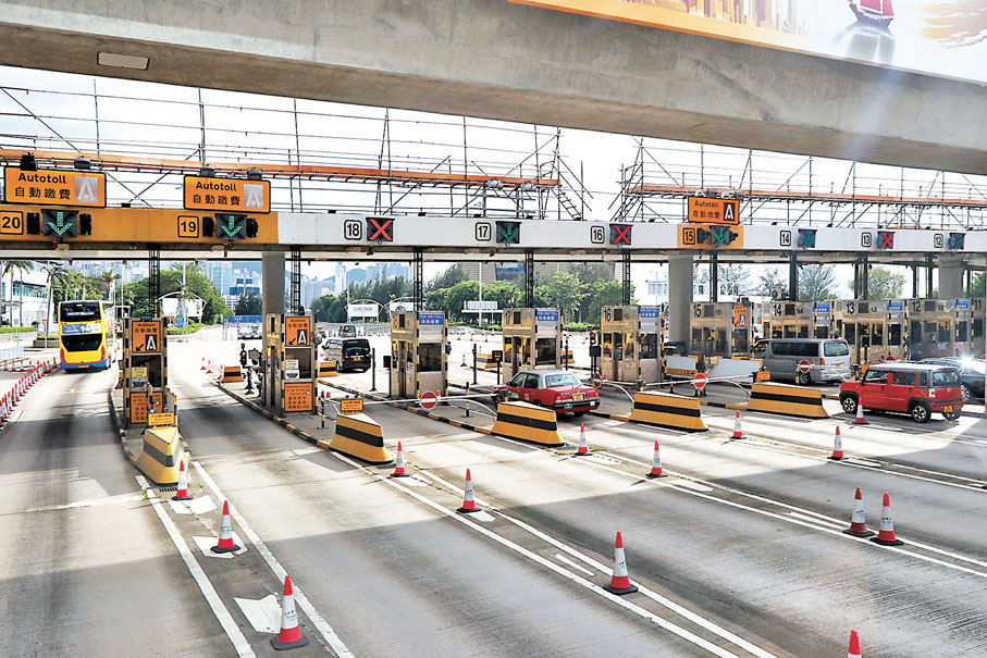 ◆周日(6日),西隧將實施「易通行」不停車繳費系統,當日凌晨4時至5時西隧全線封閉一小時以安裝新系統。圖為西隧昨日通車情況。香港文匯報記者北山彥 攝