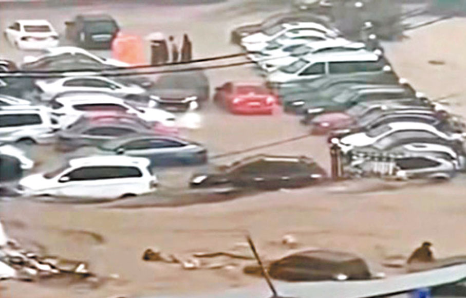 ◆7月31日，多位門頭溝當地居民發布的視頻顯示，暴雨引發山洪，河水暴漲洶湧翻滾，大量汽車被暴雨沖走。 視頻截圖