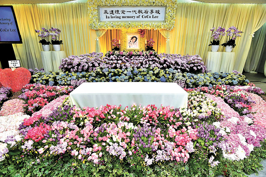 ◆靈堂內擺滿了鮮花，當中以白色、粉紅色及李玟生前最愛的紫色花為主。