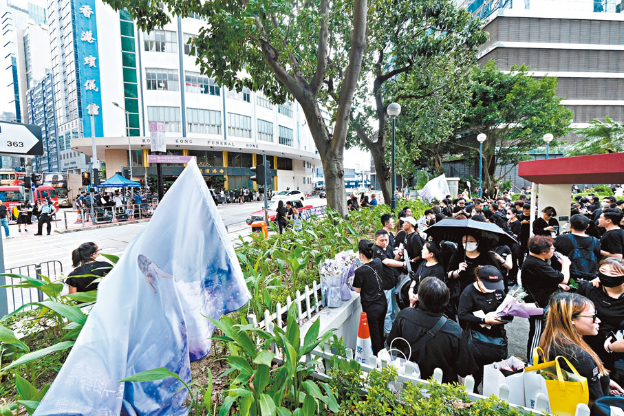 ◆下午1點後陸續有歌迷在殯儀館前面的小公園排隊等候進入靈堂。   涂穴 攝