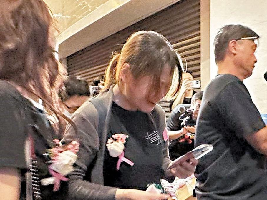 ◆有粉絲拜祭後激動爆喊。