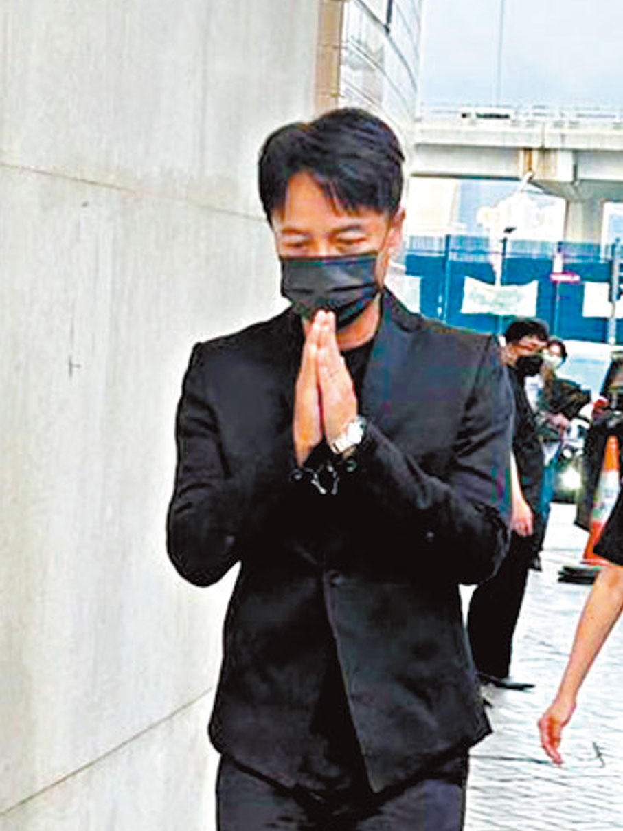 ◆李克勤到場時雙手合十示意不受訪。