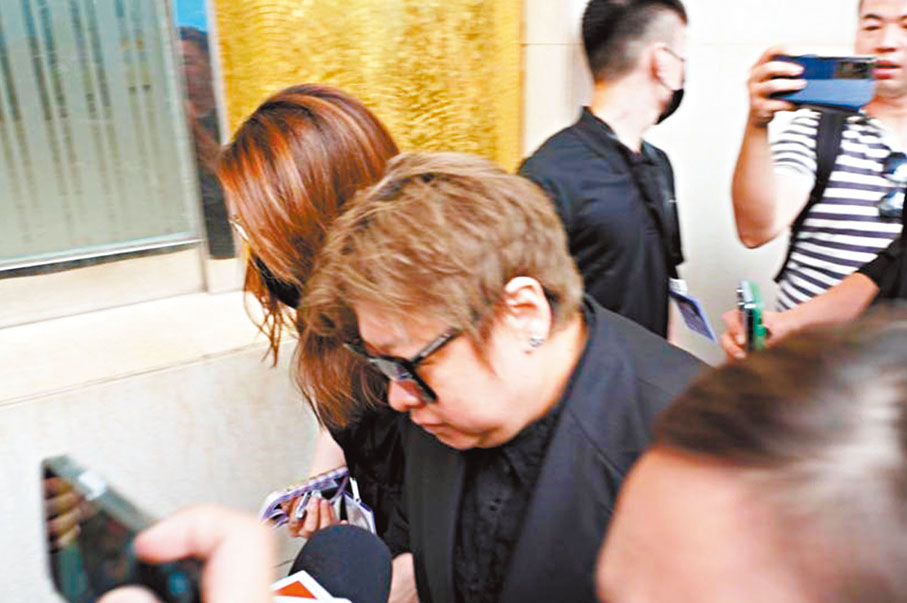 ◆韓紅到場致哀。