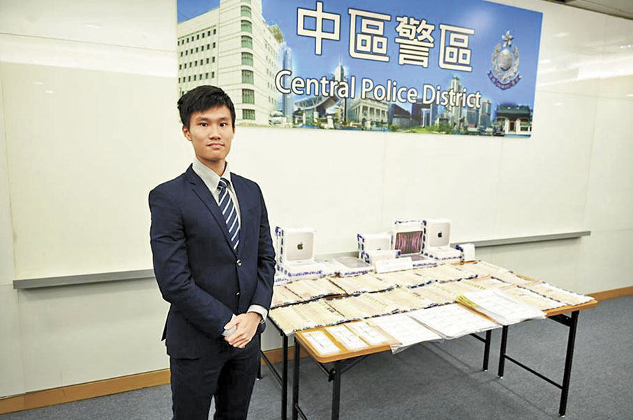 ◆警方昨日講述搗破以假學生證購買電子產品騙折扣詐騙集團詳情及展示檢獲證物。