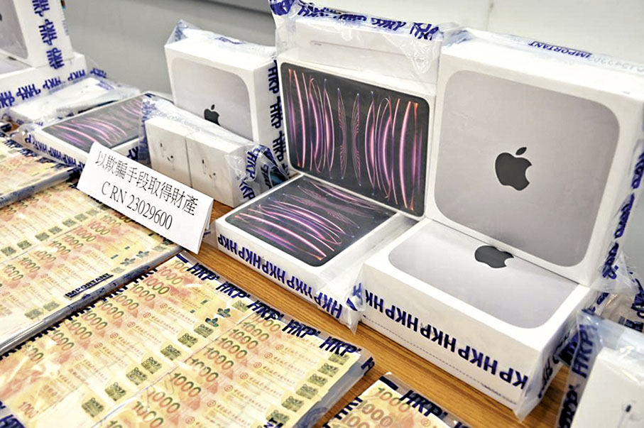 ◆警方於行動中檢獲現金、平板電腦、耳機等證物。