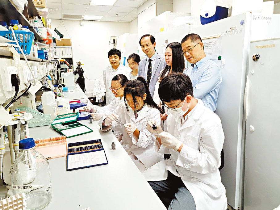 ◆ 保良局羅氏基金中學3名中四學生日前到港大醫學院暑期實習。 前排左起：梁芷榕、林慶淘、莊仲賢。 香港文匯報記者金文博 攝