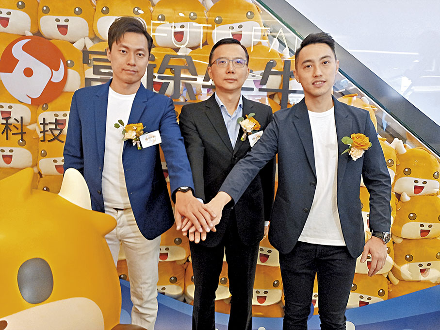 ◆ 左起：富途證券市場部總監盧偉傑、高級合夥人及首席財務官陳宇、市場部總監余啟輝。 記者曾業俊  攝