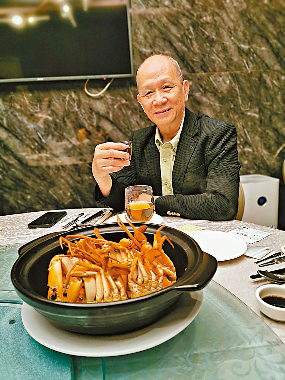 ◆碧儷苑剛推出的「本灣奄仔蟹宴」,當中的岩鹽焗奄仔蟹是首選。