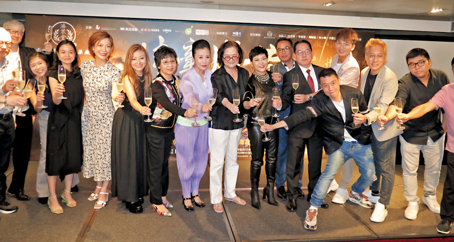 ◆眾星齊開香檳預祝演出成功。