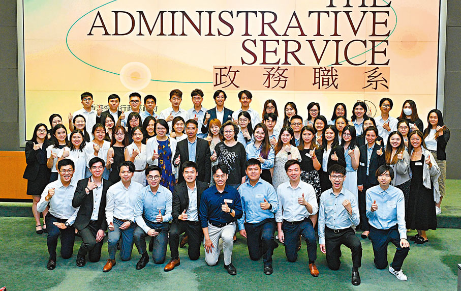 ◆ 公務員事務局局長楊何蓓茵和常任秘書長梁卓文昨日與50多位參加政務職系暑期實習計劃的大學生見面交流，鼓勵他們投考政務主任等政府職位。