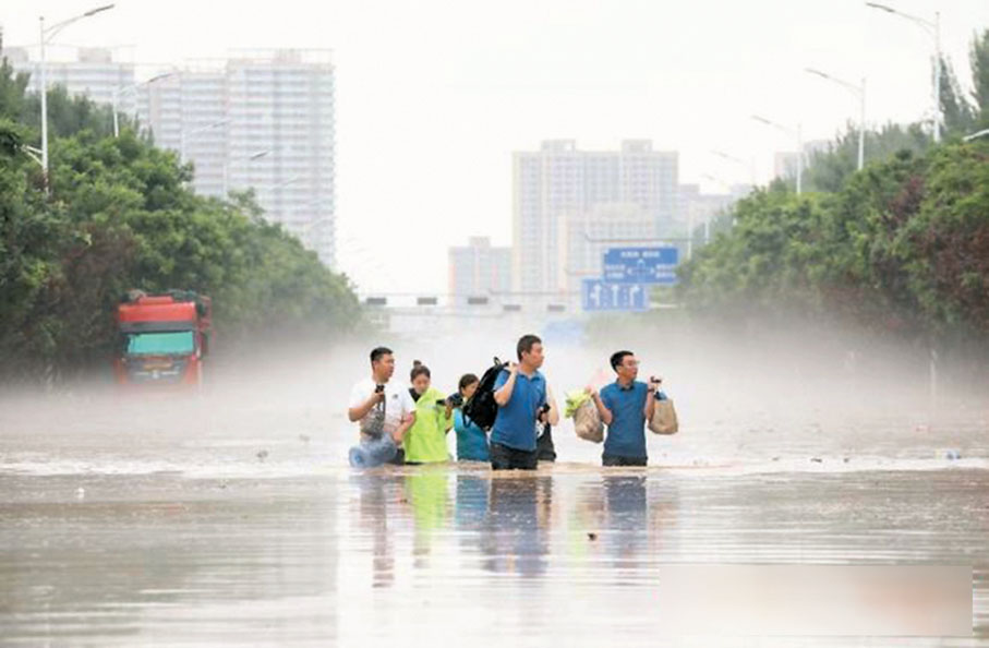 ◆涿州市騰飛大街部分受災群眾被營救。網上圖片