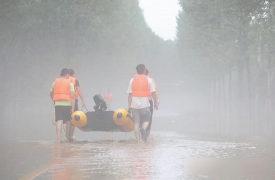 ◆8月1日傍晚，救援人員帶着衝鋒舟奔向涿州市受災村莊。 網上圖片