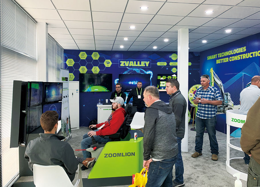 ◆ 2020年美國展場上，客戶在現場體驗中聯重科5G遠程操作挖掘機。