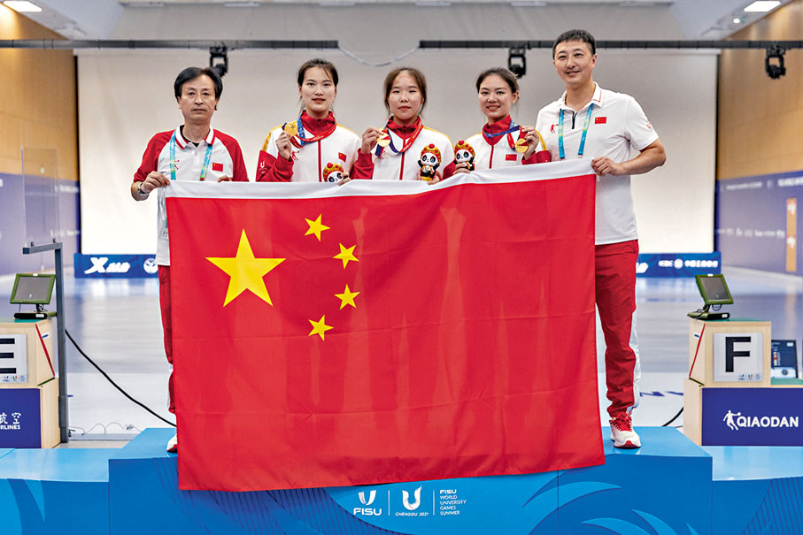 ◆女子25米手槍團體賽冠軍中國隊選手熊亞瑄（左二）、林雅茜（中）、王珂怡（右二）在頒獎儀式結束後與教練合影。 新華社
