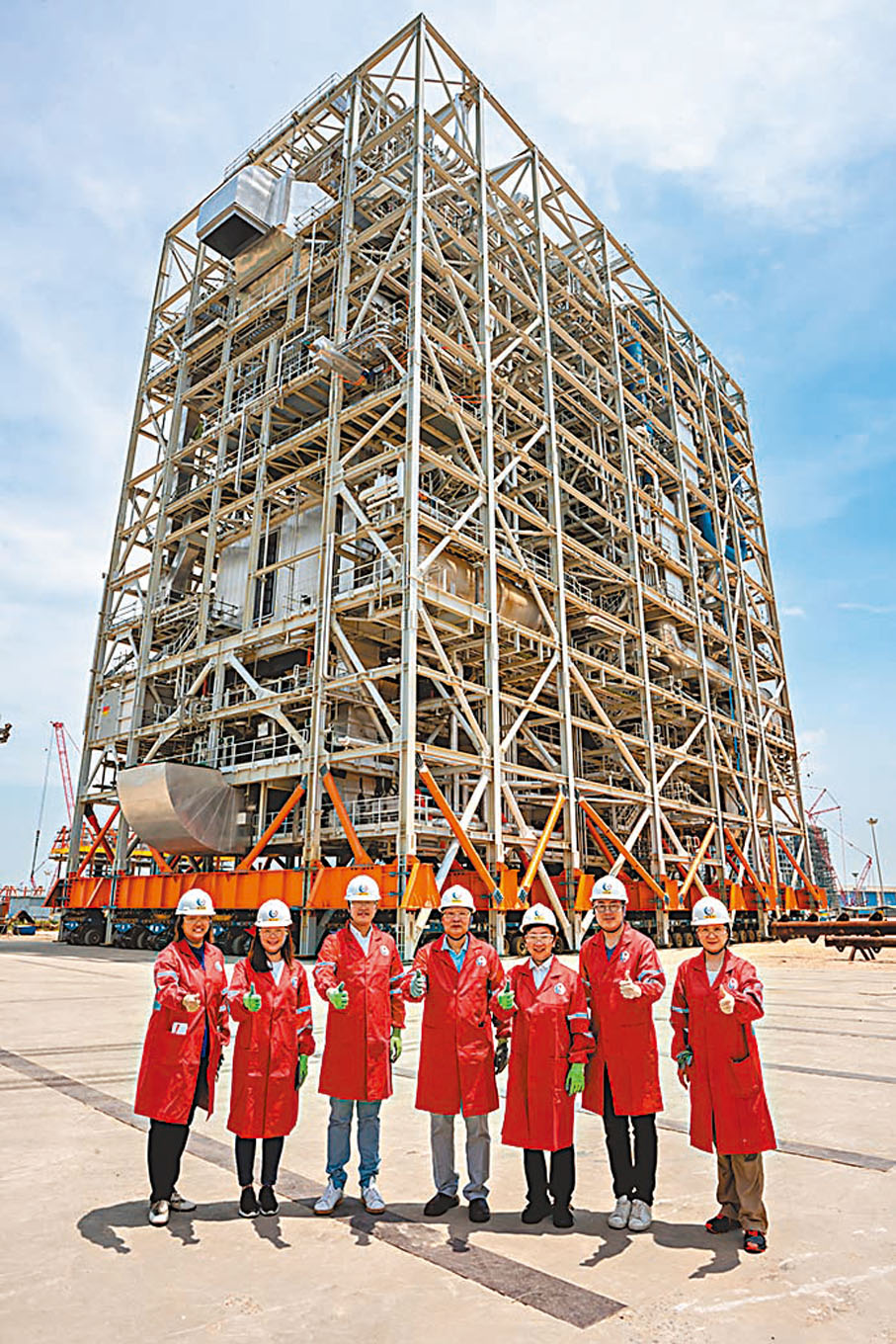 ◆考察團身後是準備送往香港的焚化爐組件。