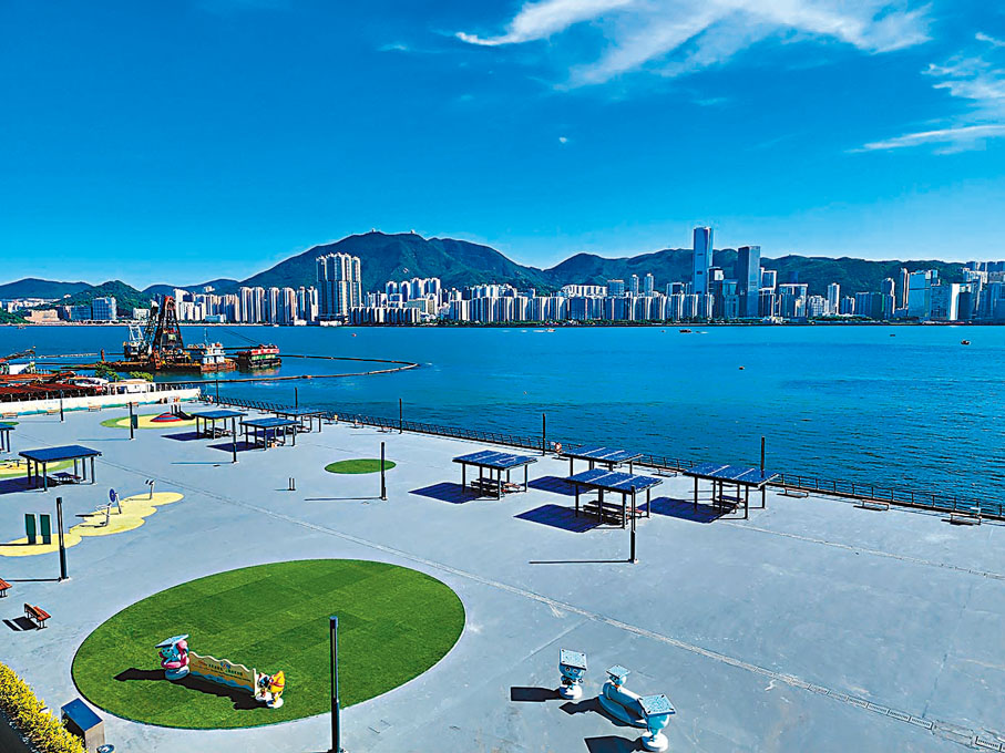 ◆渠務署將園景平台和海濱用地結合成「茶果嶺海濱公園」，成為新的休憩空間。 香港文匯報記者吳健怡  攝