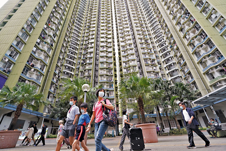 ◆房委會昨日公布，截至今年6月底，一般申請者平均輪候5.3年便成功「上樓」，與對上一季相若。圖為深水埗元州邨。 資料圖片