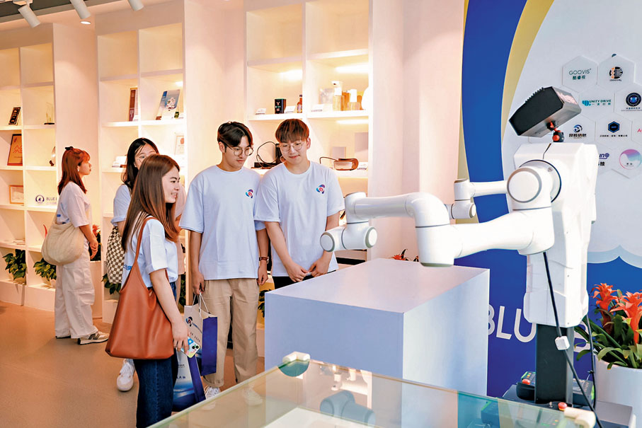 ◆在深圳實習的港生參觀港科大藍海灣孵化港。香港文匯報記者李望賢 攝