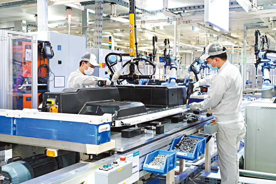 ◆廣州市政府正式發布《廣州市促進民營經濟發展壯大的若干措施》，俗稱穗版「民營經濟20條」，促進民營經濟發展。圖為廣州一家企業的智能工廠。 香港文匯報記者盧靜怡  攝