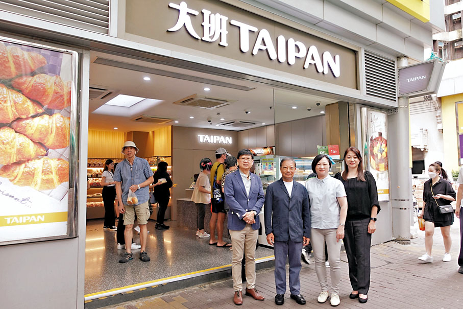 ◆大班近兩年來推行連串改革。圖為主席廖志強(左二)與管理層鄧國利(左一)、羅潔娥(右二)及張寶雲(右一)於新裝修店舖前合照。