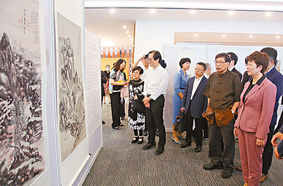 ◆座談會開始前，一眾嘉賓參觀了香港大公文匯傳媒集團的《大公報》、《文匯報》報史館以及「黃賓虹與香港」新安畫派藝術交流展。大公文匯全媒體記者蔡文豪  攝