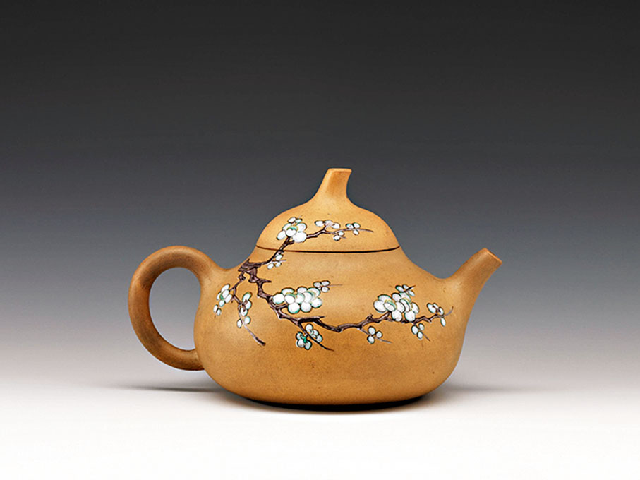 ◆圖為清代書畫篆刻家瞿應紹創作的粉彩梅枝刻銘壺。