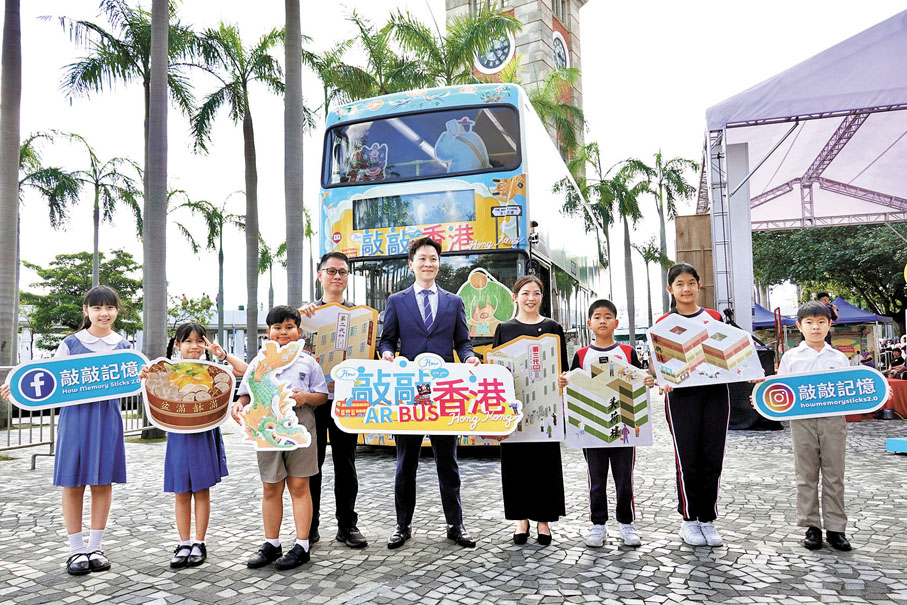 ◆教育局總課程發展主任(藝術教育) 陳家曦博士（中）、香港賽馬會慈善事務高級經理何寶容（右四），以及設計及文化研究工作室教育總監馬健聰（左四）與合作學校代表合影。