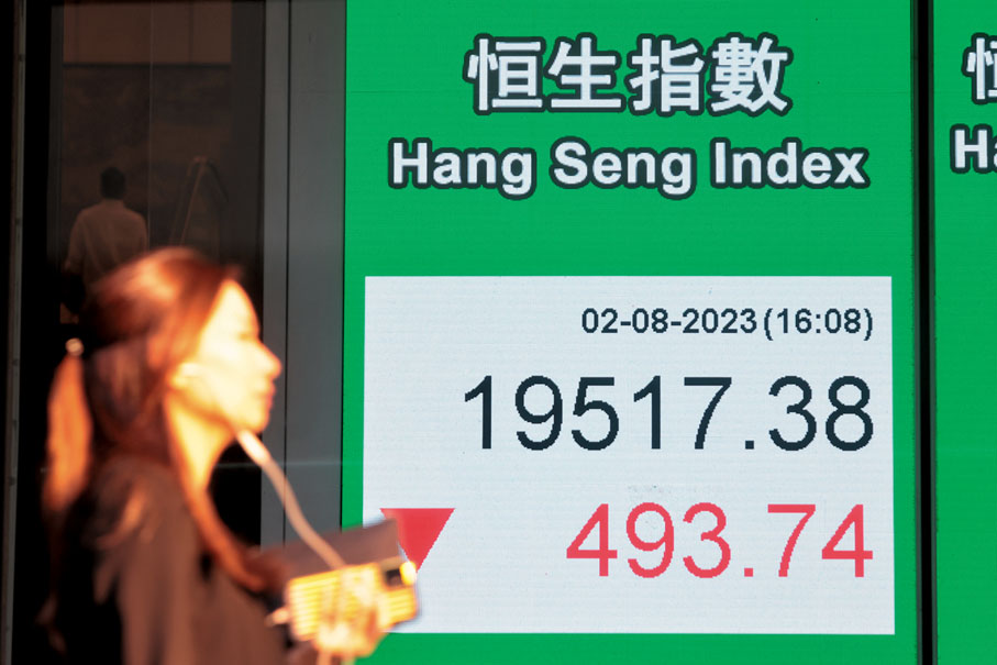 ◆惠譽下調美國主權信用評級下，昨日亞太區股市近全線跌，港股亦連跌第二日，再失二萬關。 中通社